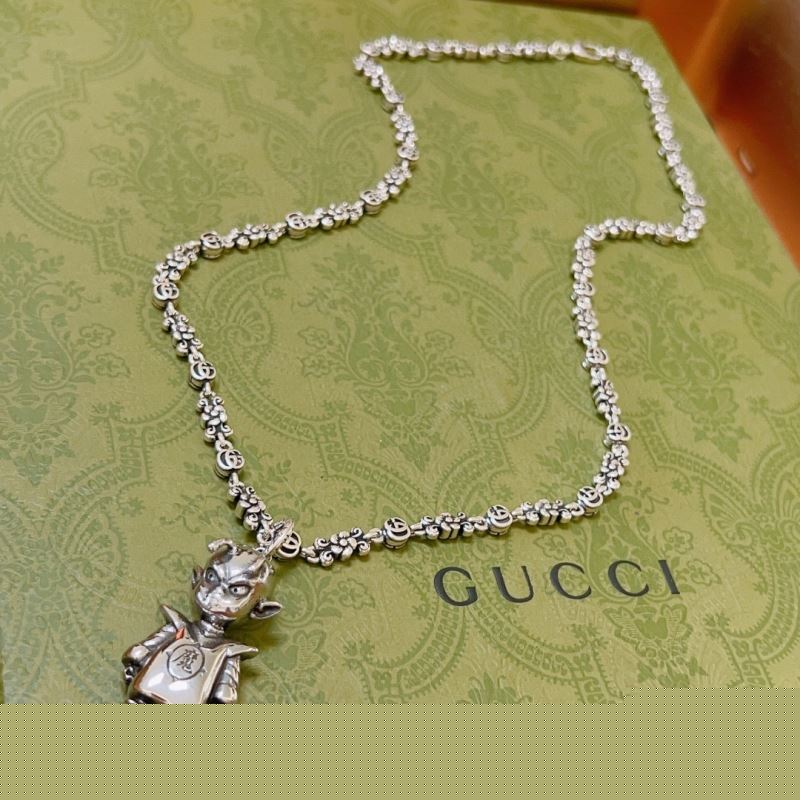 G*u*i necklaces